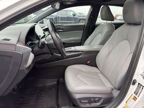 Used 2019 Toyota Avalon XLE w/ Moonroof Package FWD image 10