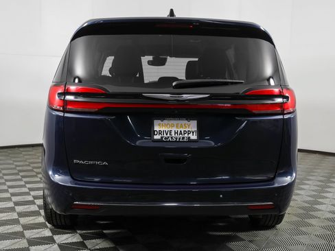 Used 2023 Chrysler Pacifica Touring-L FWD image 16