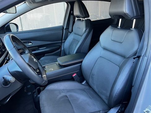 Used 2023 Nissan Ariya AWD image 16