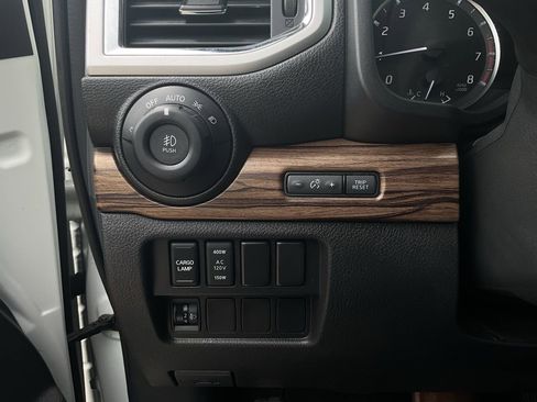 Used 2020 Nissan Titan SL w/ Moonroof Package RWD image 23