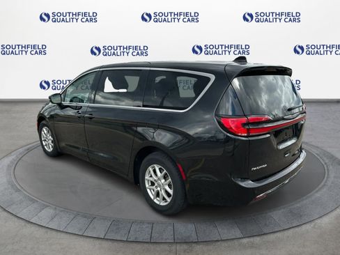 Used 2023 Chrysler Pacifica Touring-L FWD image 4