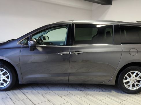 Used 2023 Chrysler Voyager LX FWD image 2