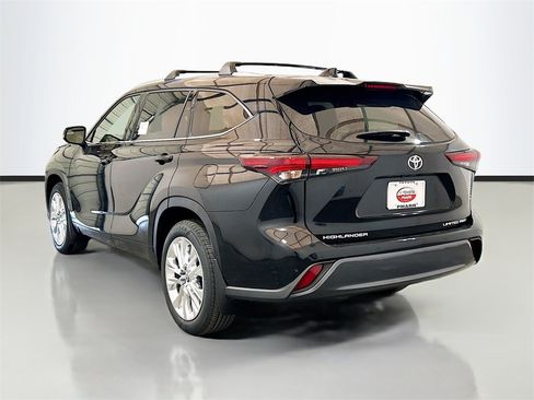 New 2025 Toyota Highlander Limited image 6