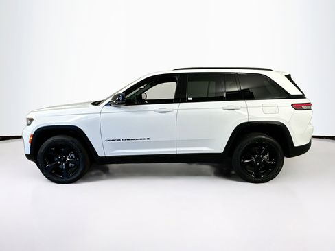 Used 2023 Jeep Grand Cherokee Altitude image 8
