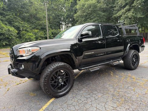 Used 2017 Toyota Tacoma SR5 w/ Tow Package RWD image 2