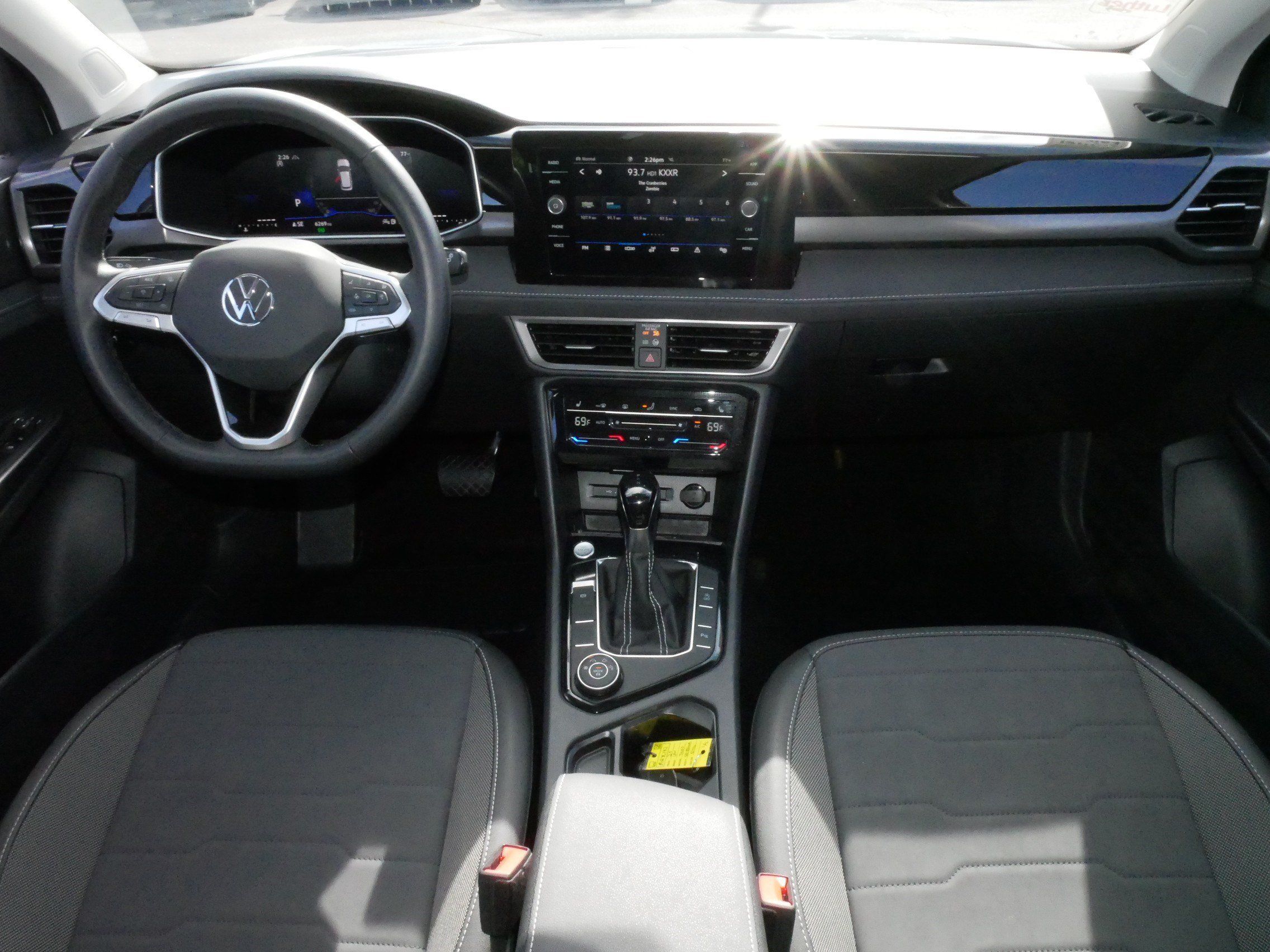 Certified 2025 Volkswagen Taos SE AWD/4WD image 10