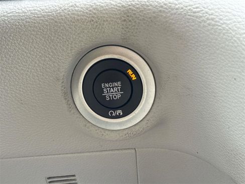 Used 2023 Chrysler Pacifica Touring-L image 19