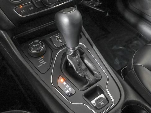 Used 2019 Jeep Cherokee Latitude Plus w/ Cold Weather Group AWD/4WD image 32