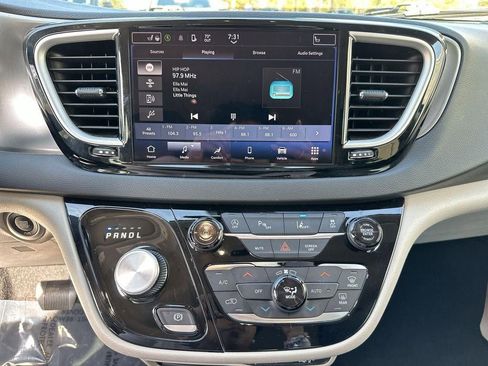 Used 2023 Chrysler Pacifica Touring-L FWD image 23