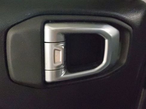 Used 2025 Jeep Gladiator Sport image 16