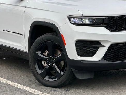 Used 2023 Jeep Grand Cherokee Altitude image 2