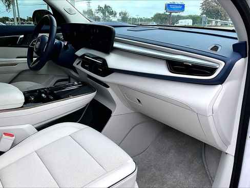 Used 2025 Buick Enclave Avenir w/ Super Cruise Package image 18