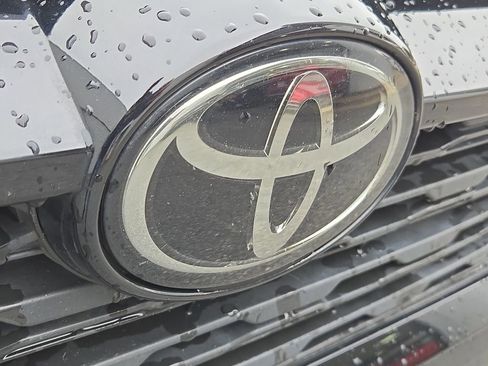 Used 2021 Toyota RAV4 XLE Premium image 4