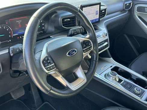Used 2022 Ford Explorer XLT w/ Equipment Group 202A image 7