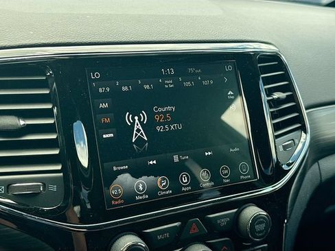 Used 2019 Jeep Grand Cherokee Laredo AWD/4WD image 21