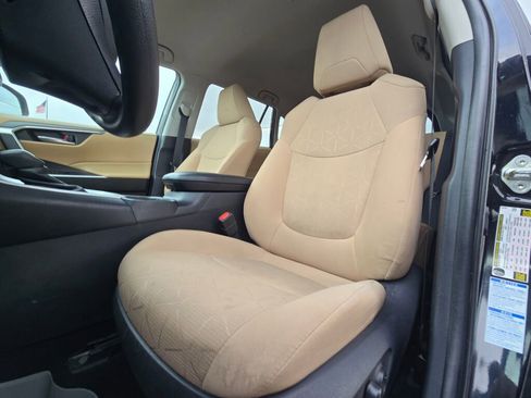 Used 2021 Toyota RAV4 XLE image 18
