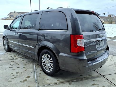 Used 2014 Chrysler Town & Country Touring-L image 5