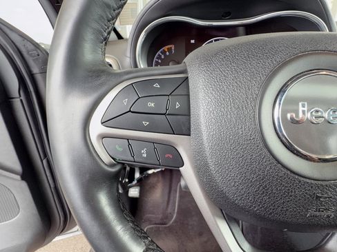 Used 2018 Jeep Grand Cherokee Overland AWD/4WD image 18