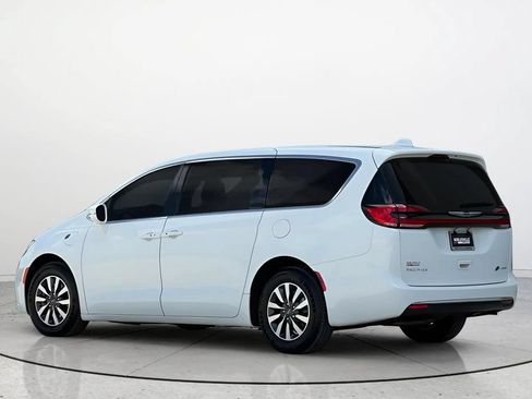 Used 2022 Chrysler Pacifica Touring-L FWD image 3