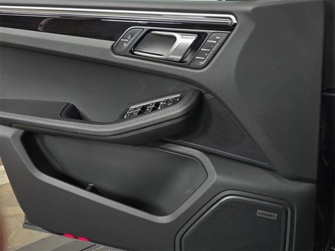 Used 2025 Porsche Macan image 22