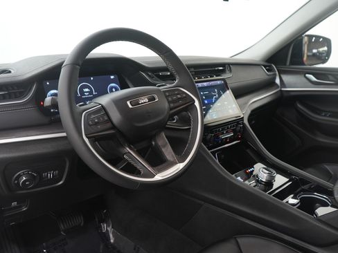 Used 2023 Jeep Grand Cherokee Limited w/ Luxury Tech Group II AWD/4WD image 26