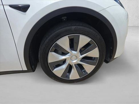 Used 2024 Tesla Model Y 2WD image 22