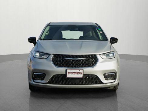 Used 2024 Chrysler Pacifica Touring-L image 2