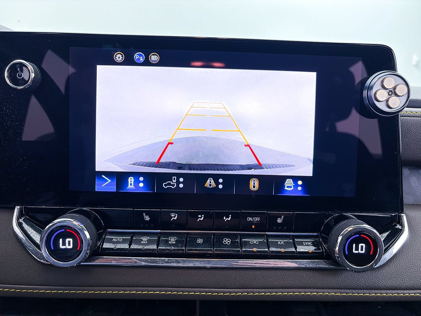 Used 2024 Chevrolet Colorado ZR2 w/ Technology Package AWD/4WD image 9