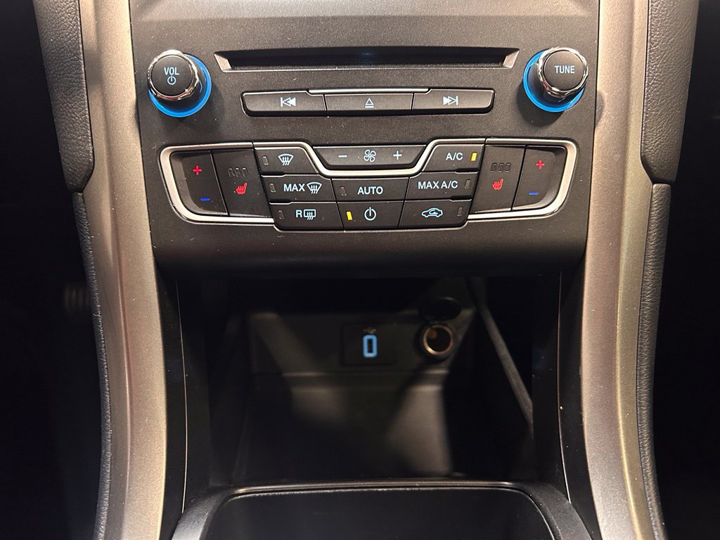 Used 2018 Ford Fusion SE w/ Fusion SE Technology Package FWD image 19
