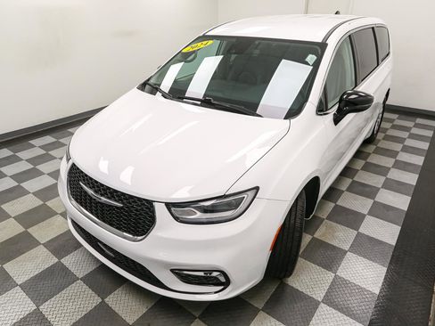 Used 2024 Chrysler Pacifica Touring-L image 6