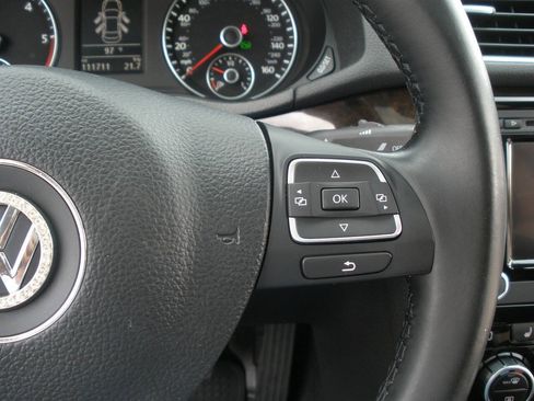Used 2014 Volkswagen Passat TDI SEL Premium FWD image 40