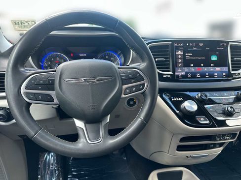 Used 2022 Chrysler Pacifica Touring-L image 10