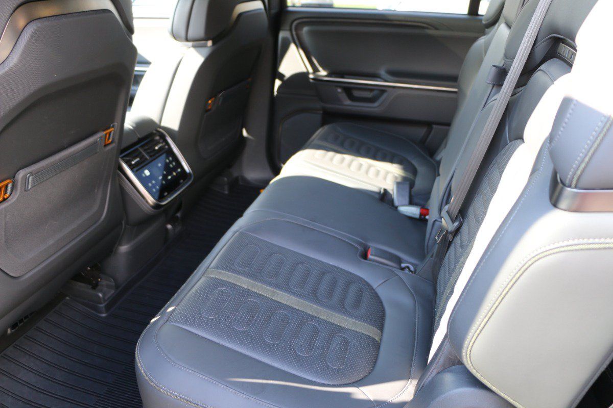 Used 2025 Rivian R1S Adventure Dual AWD/4WD image 25