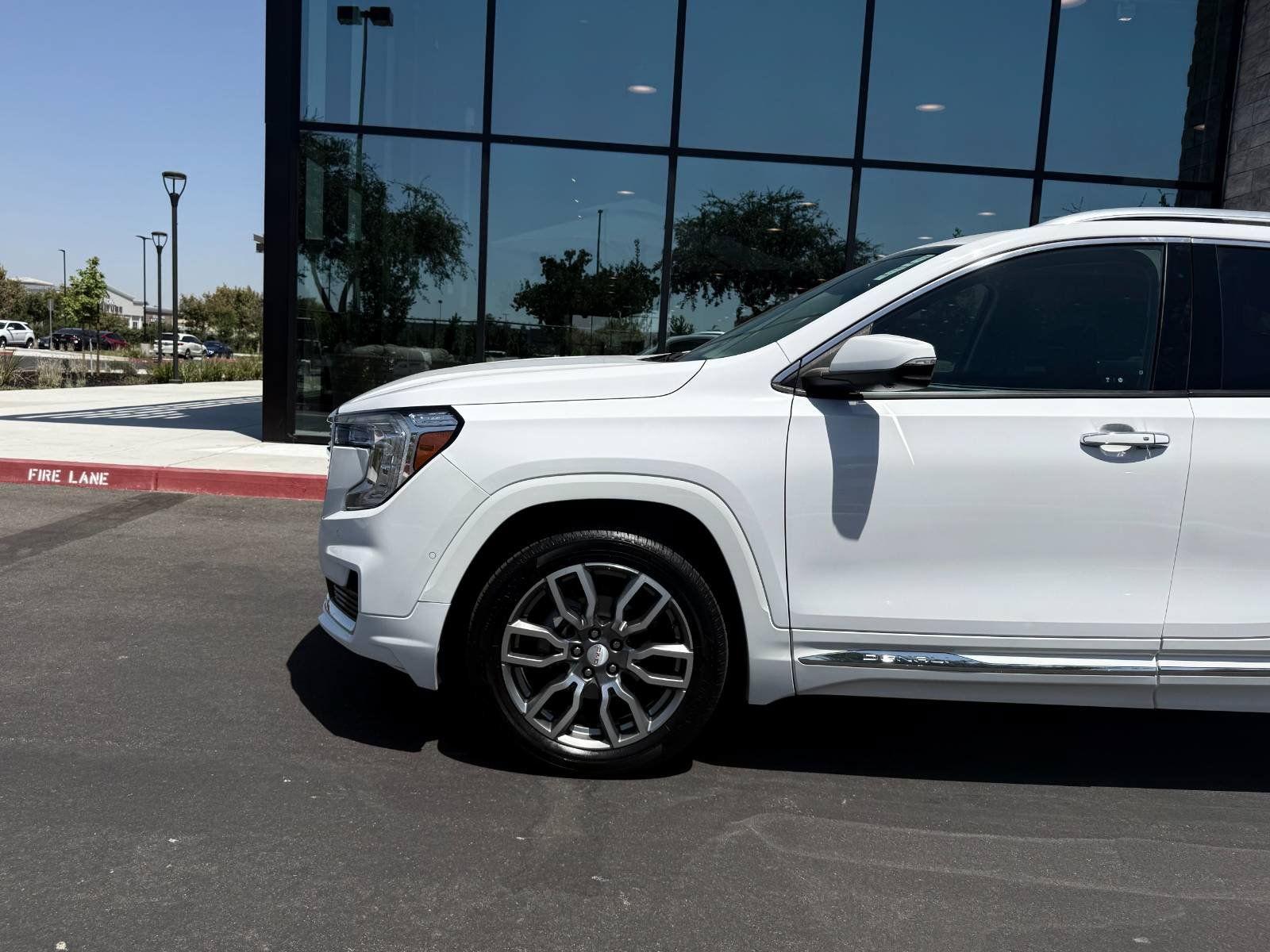Used 2022 GMC Terrain Denali w/ Denali Premium Package AWD/4WD image 11