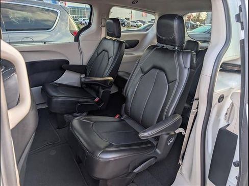 Used 2024 Chrysler Pacifica Touring-L image 16