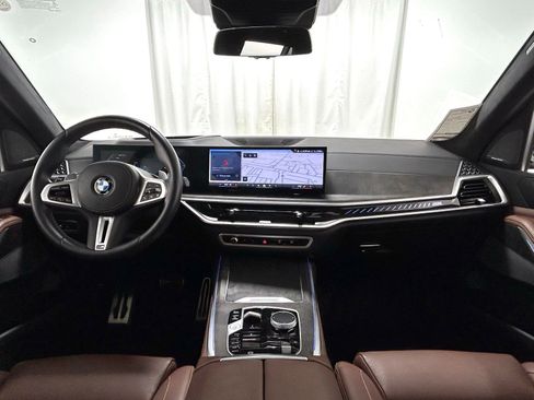 Used 2025 BMW X7 M60i w/ Climate Comfort Package image 8