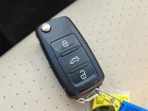 Used 2015 Volkswagen Tiguan SE image 29