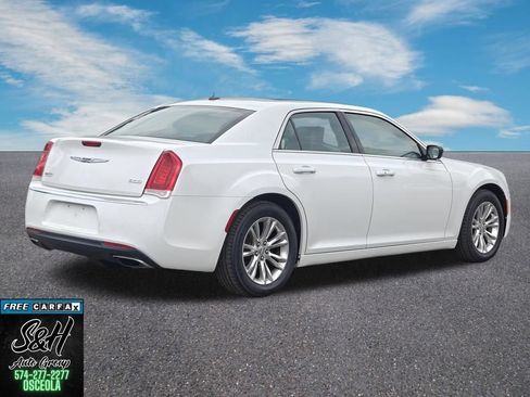 Used 2017 Chrysler 300 Touring w/ Value Package RWD image 18