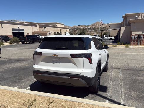 Used 2025 Chevrolet Equinox LT FWD image 6