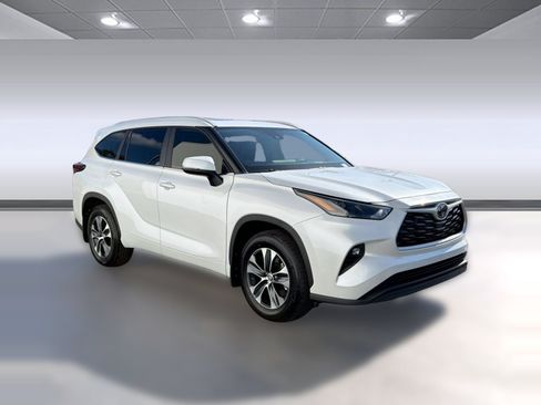Certified 2025 Toyota Highlander XLE FWD image 7
