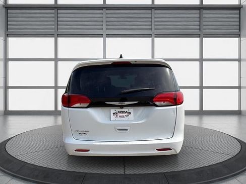 Used 2022 Chrysler Voyager LX FWD image 5