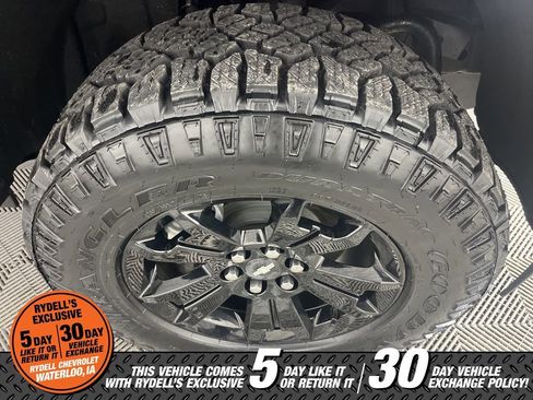 Certified 2022 Chevrolet Colorado Z71 w/ Z71 Midnight Edition AWD/4WD image 12