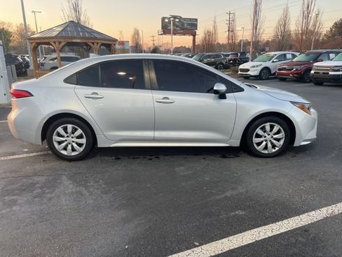 Used 2020 Toyota Corolla LE image 3