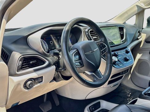 Used 2023 Chrysler Pacifica Touring-L FWD image 9