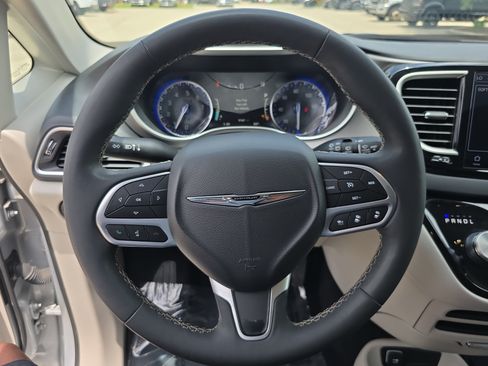 Used 2024 Chrysler Pacifica Touring-L FWD image 17