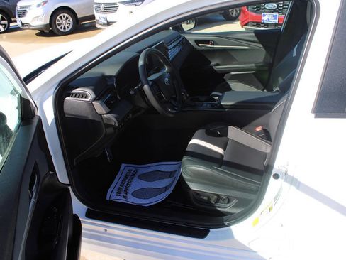 Used 2025 Toyota Camry SE image 11