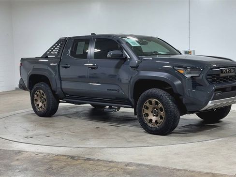 Used 2024 Toyota Tacoma 4x4 Double Cab Hybrid image 2