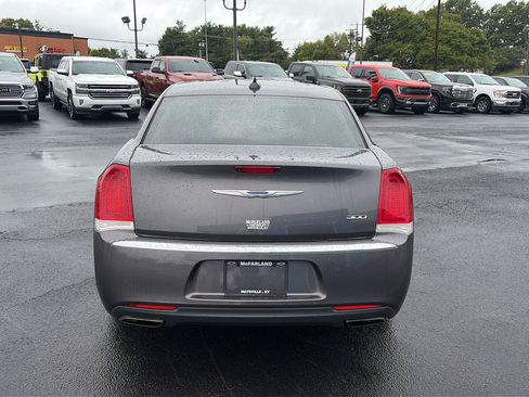Used 2017 Chrysler 300 C RWD image 4