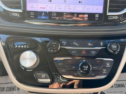 Used 2022 Chrysler Pacifica Touring-L w/ Uconnect Theater Family Group FWD image 28