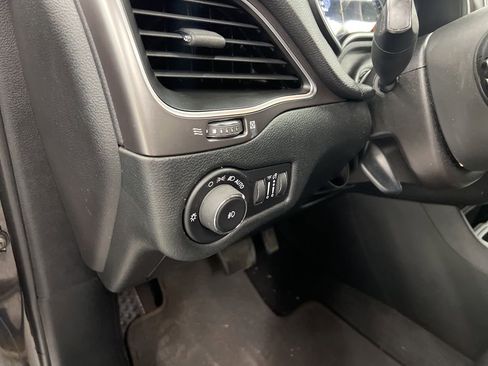 Used 2020 Jeep Cherokee Latitude Plus FWD image 18